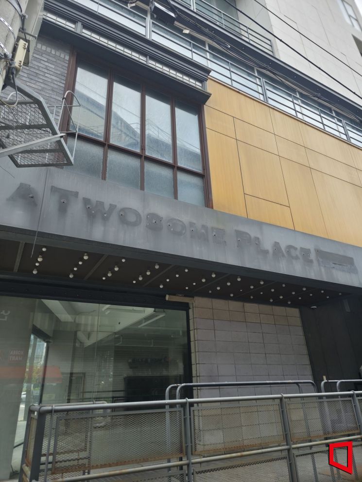 지하철 3호선 신사역 인근 가로수길 초입에 있는 건물은 한 때 올리브영과 투썸플레이스가 입점해있던 핵심 상권이었지만, 4년 넘게 공실로 남아있다. 최영찬 기자