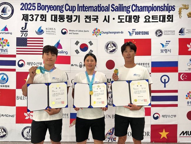 여수시청 직장운동경기부 요트팀이 지난 18~22일 충남 보령에서 열린 제37회 대통령기 전국시도대항요트대회에서 금메달 2개를 거뒀다. 여수시 제공