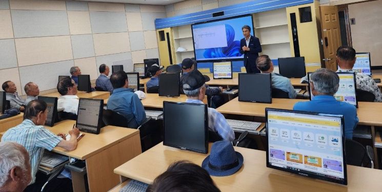 곡성군은 지난 23일 레저문화센터에서 만 75세 이상 고령 운전자들을 대상으로 '운전면허 갱신' 순회교육을 실시했다. 곡성군 제공