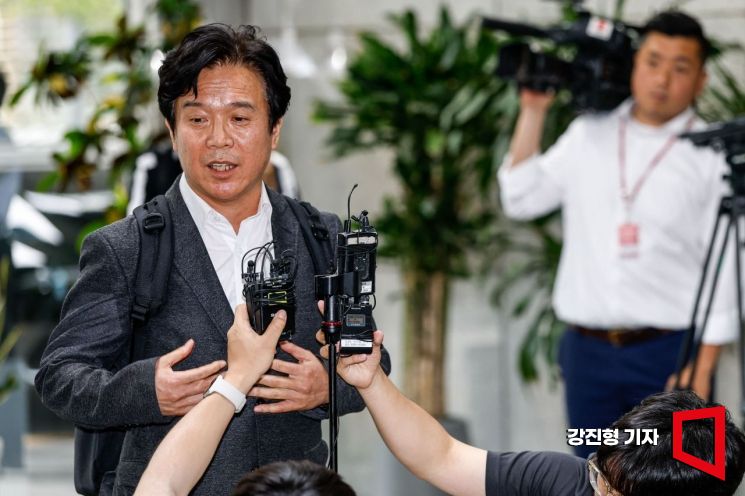 [포토] 취재진 질문에 답하는 김영훈 고용노동부 장관 후보자
