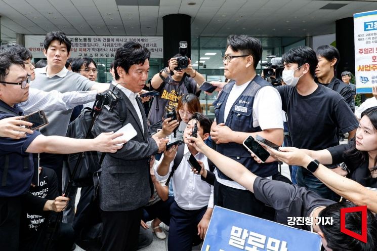 [포토] 민주노총 조합원과 대화하는 김영훈 장관 후보자