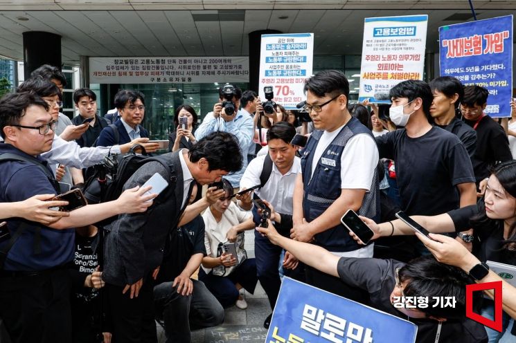 [포토] 집회 중인 민주노총 조합원에게 인사하는 김영훈 장관 후보자