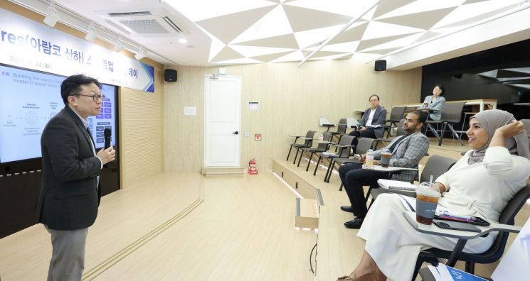 코트라는 24일 오후 서울 염곡동 본사에서 사우디아라비아 국영 에너지기업 아람코 산하 벤처캐피털 ‘와에드 벤처스’를 초청해 ‘스타트업 매칭 데이’를 개최했다. 참가 스타트업이 와에드 벤처스 관계자 대상 IR 피칭을 진행하고 있다. 사진=코트라