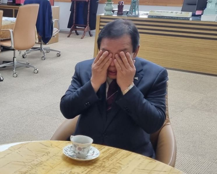최민호 세종시장이 기자와의 인터뷰 도중 양 손으로 눈을 감싸고 있다. /사진= 충청취재본부 김기완 기자