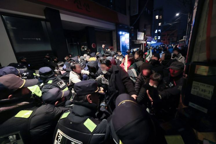 서부지법 폭동 당시 윤석열 전 대통령 지지자들이 법원 후문 인근에서 경찰과 대치 중이다. 연합뉴스