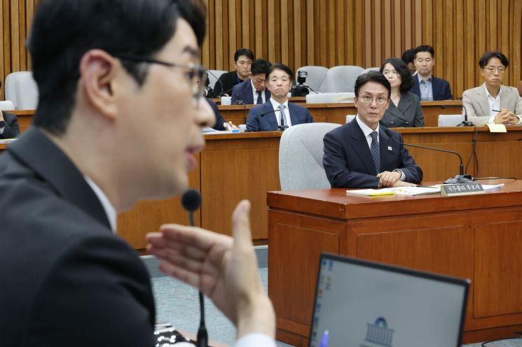 주진우 국민의힘 의원이 24일 서울 여의도 국회에서 열린 인사청문회에서 김민석 국무총리 후보자에게 질의하고 있다. 연합뉴스