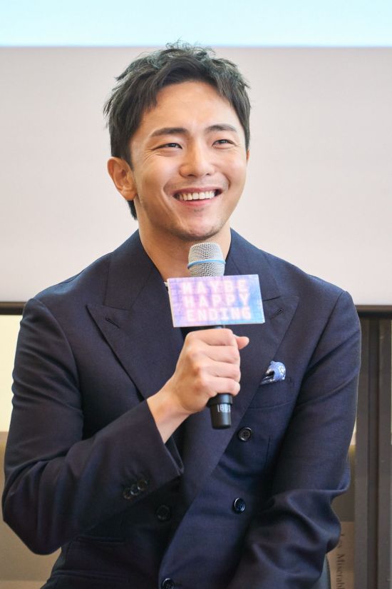 토니상 6관왕을 차지한 창작뮤지컬 '어쩌면 해피엔딩'의 박천휴 작가가 24일 서울 중구 커뮤니티하우스 마실에서 열린 기자간담회에서 토니상 수상 당시 소감을 말하고 있다.   [사진 제공= NHN링크]