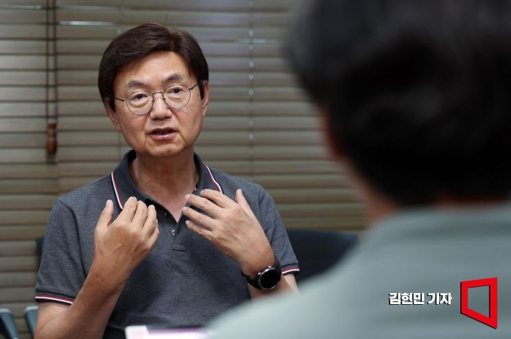 우유철 전 현대제철 부회장이 24일 서울 중구 아시아경제 사옥에서 인터뷰를 하고 있다. 2025.6.24 김현민 기자
