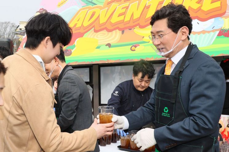 이상일 용인시장이 에버랜드에서 다회용기 사용 확대를 위한 캠페인을 벌이고 있다. 에버랜드는 25일부터 매장 판매음료에 일회용 컵 대신 다회용 컵을 제공한다. 용인시 제공