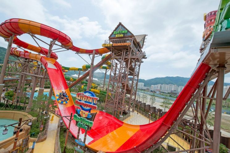 롯데워터파크, 여름 콘텐츠 쏟아낸다… ‘자이언트 부메랑고’부터 줄줄이