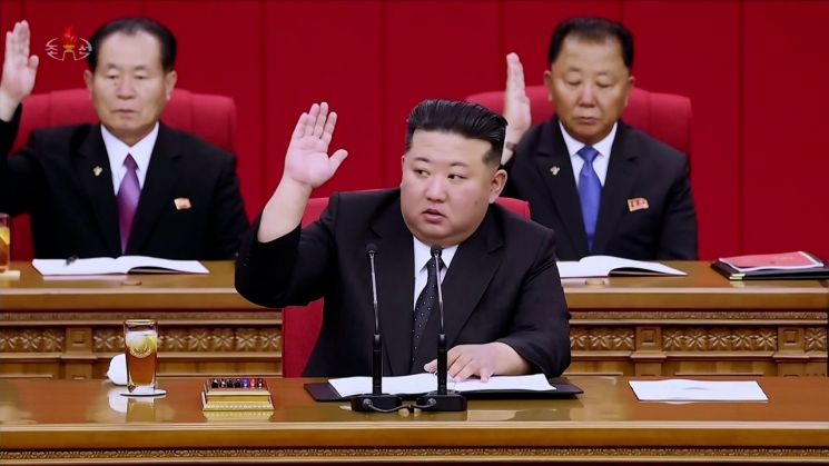 북한은 지난 21~ 23일 김정은 국무위원장이 참석한 가운데 열린 노동당 중앙위원회 제8기 제12차 전원회의 확대회의에서 노동당 제9차 대회를 소집할 데 대한 결정이 일치가결됐다고 조선중앙TV가 24일 보도했다. [조선중앙TV화면]  연합뉴스