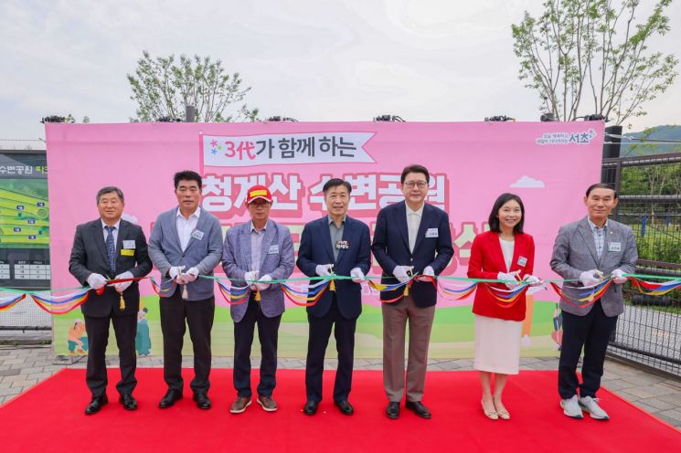 청계산 파크골프장 준공식에서 기념사진을 찍고 있는 전성수 서초구청장(왼쪽에서 4번째). 서초구 제공.