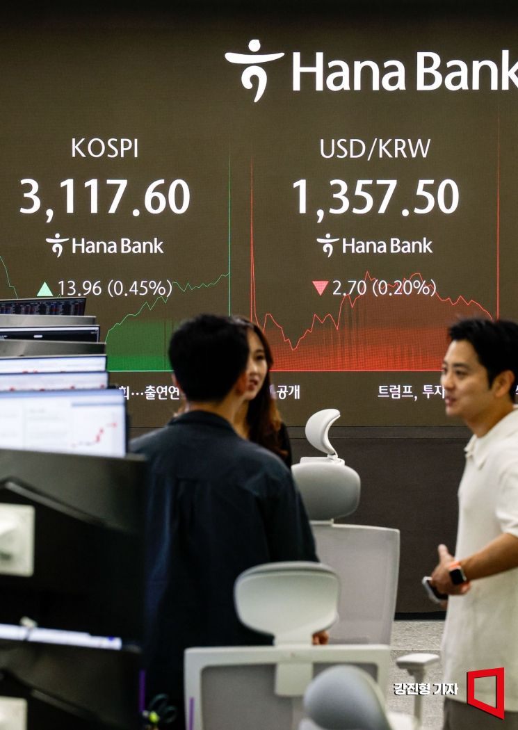 코스피 지수가 전 거래일 대비 24.15포인트 상승한 3127.79에 장을 시작한 25일 서울 중구 하나은행 딜링룸에서 딜러들이 업무를 보고 있다. 2025.6.25. 강진형 기자