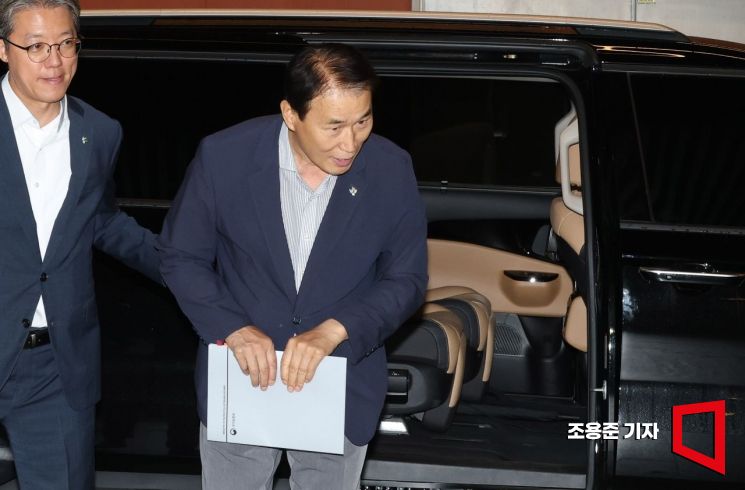 [포토] 인사하는 권오을 국가보훈부장관 후보자