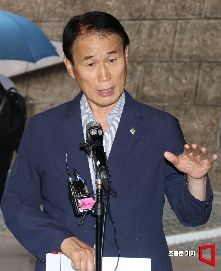 [포토] 취재진 질문에 답하는 권오을 장관 후보자