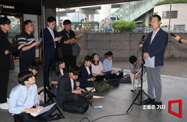 [포토] 취재진 질문에 답하는 권오을 장관 후보자