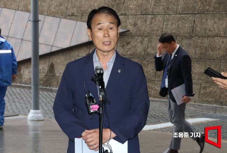 권오을 국가보훈부 장관 후보자가 25일 서울 중구 서울스케어에 마련된 인사청문회 준비 사무실로 첫 출근하며 취재진의 질문에 답하고 있다. 2025.6.25 조용준 기자