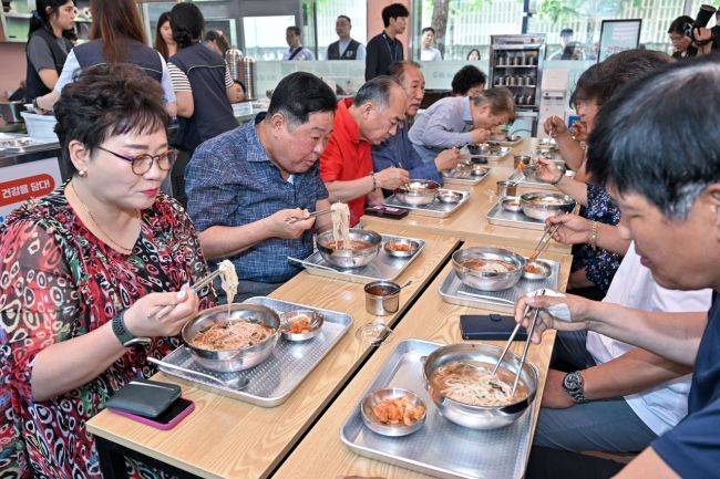 광주시 서구가 '착한도시 서구'의 대표 복지브랜드인 '천원국시'를 비롯해 '천원택시', '천원애(愛) 드림세탁' 등 일상에 힘이 되는 착한복지 정책을 확장하며 '천원의 동행'이라는 생활밀착형 복지모델을 완성해가고 있다. 서구 제공