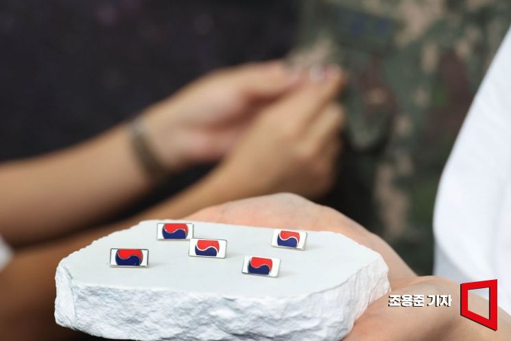 [포토] ‘K9 자주포’ 철로 만든 호국 영웅 태극기 배지