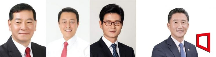 사진 왼쪽부터 최원철 공주시장, 김혁종 충남도지사 비서실장, 김정섭 전 공주시장, 임달희 공주시의회 의장/이병렬기자
