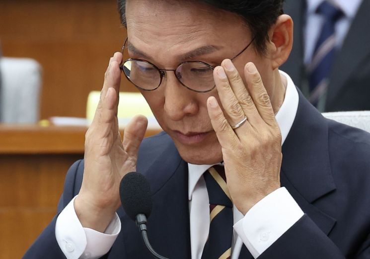김민석 국무총리 후보자가 25일 서울 여의도 국회에서 열린 인사청문회에 출석해 안경을 고쳐쓰고 있다. 연합뉴스