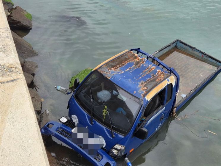 완도 선착장 해상서 트럭 추락…30대 운전자 숨져