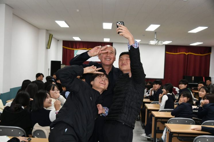박형덕 동두천시장이 동두천 고등학교 1일 명예교사 활동을 펼치며 학생들과 사진을 찍고 있다. 동두천시 제공