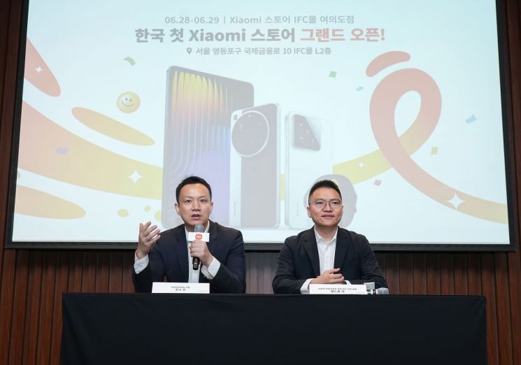 조니 우 샤오미코리아 사장(왼쪽)과 앤드류 리 샤오미 국제사업부 동아시아 지역 총괄이 25일 열린 기자간담회에서 발언하고 있다.