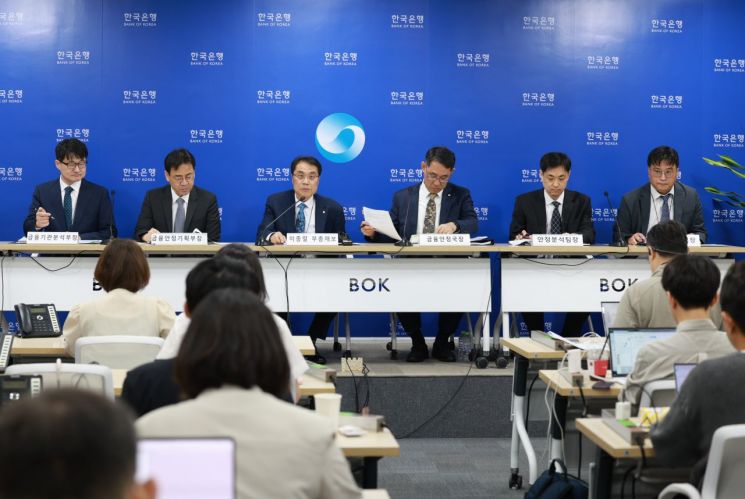 이종렬 한국은행 부총재보 등 관계자가 25일 오전 서울 중구 한국은행에서 금융안정보고서를 설명하고 있다. (왼쪽부터)이종한 금융기관분석부장, 임광규 금융안정기획부장, 이종렬 부총재보, 장정수 금융안정국장, 문용필 안정분석팀장, 고경철 전자금융팀장. 한은 제공.