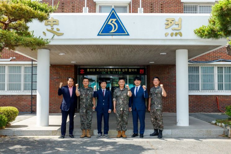 동의대 국가안전정책대학원이 육군 53사단과 국방·안보 분야 협약을 맺고 있다.