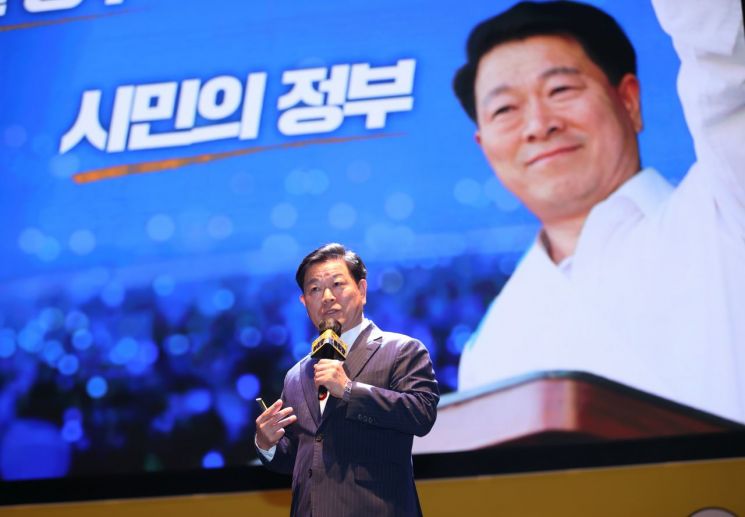 박승원 광명시장이 24일 광명극장에서 열린 '자치분권 아리랑'에서 민선7·8기 주요 정책 성과와 미래 비전을 발표하고 있다. 광명시 제공