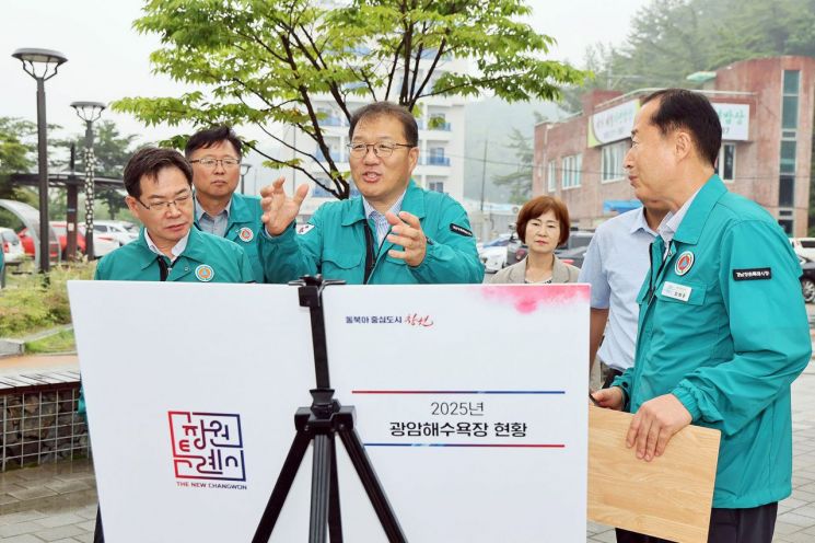장금용 창원특례시장 권한대행이 광암해수욕장에서 안전점검을 하고 있다.