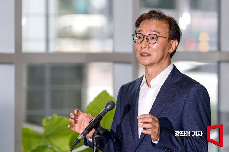 전재수 해양수산부 장관 후보자가 25일 서울 마포구 포스트타워에 마련된 인사청문 준비 사무실에 출근하며 취재진 질문에 답하고 있다. 2025.6.25. 강진형 기자