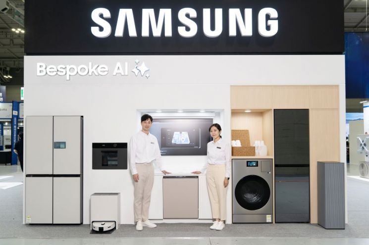 삼성전자 모델이 25일부터 28일까지 광주광역시 김대중컨벤션센터에서 열리는 '2025 광주미래산업엑스포'에 마련된 삼성전자 부스를 소개하고 있다. 사진=삼성전자