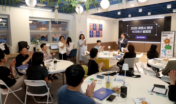 광명시가 24일 개최한 '청년 숙의 예산 발표회'에서 박승원 시장이 청년 위원들과 대화하고 있다. 광명시 제공