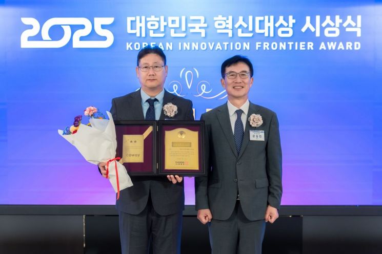 2025 대한민국 혁신대상 시상식에서 이현희 코웨이 비렉스 개발실장(왼쪽)과 문동민 한국표준협회장이 기념촬영을 하고 있다. 코웨이