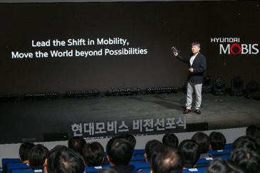 이규석 현대모비스 사장이 3월12일 열린 현대모비스 비전 선포식에서 임직원을 대상으로 비전과 핵심 가치를 설명하고 있다. 현대모비스