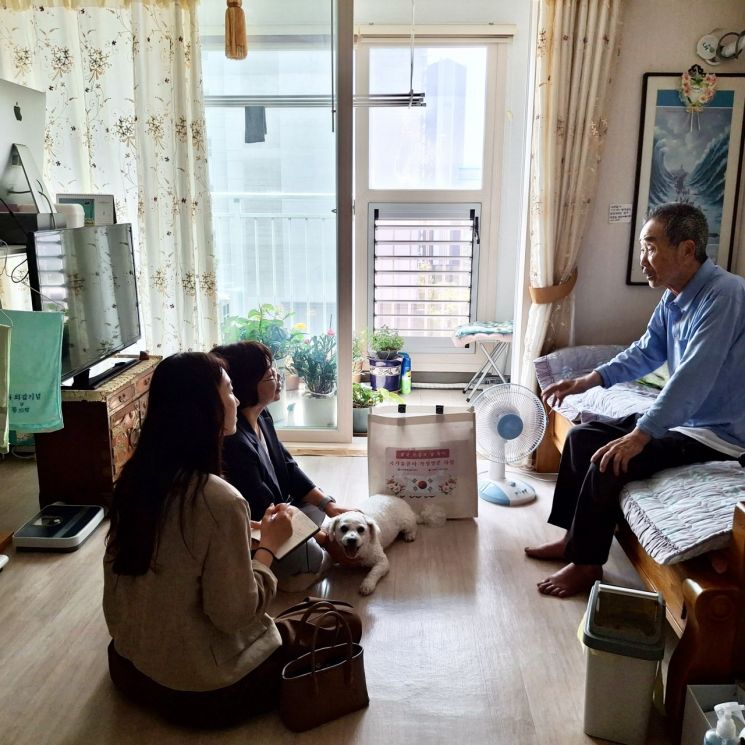 광주 남구 효덕동 지역사회보장협의체가 호국보훈의 달을 맞아 6월 동안 지역 내 국가유공자 100세대를 직접 방문, 두유와 파스 등 건강 물품 등을 전달하는 행사를 실시하고 있다. 광주 남구 지역사회보장협의체 제공