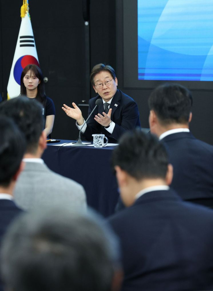 이재명 대통령이 25일 광주 국립아시아문화전당에서 '광주시민·전남도민 타운홀미팅'을 하고 있다. 대통령실통신사진기자단