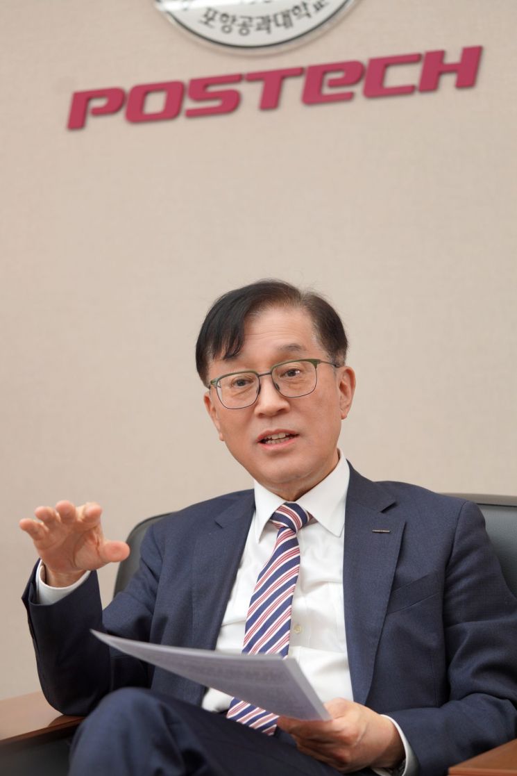 김성근 포항공대 총장이 아시아경제와 인터뷰를 하고 있다. 포항공대 제공