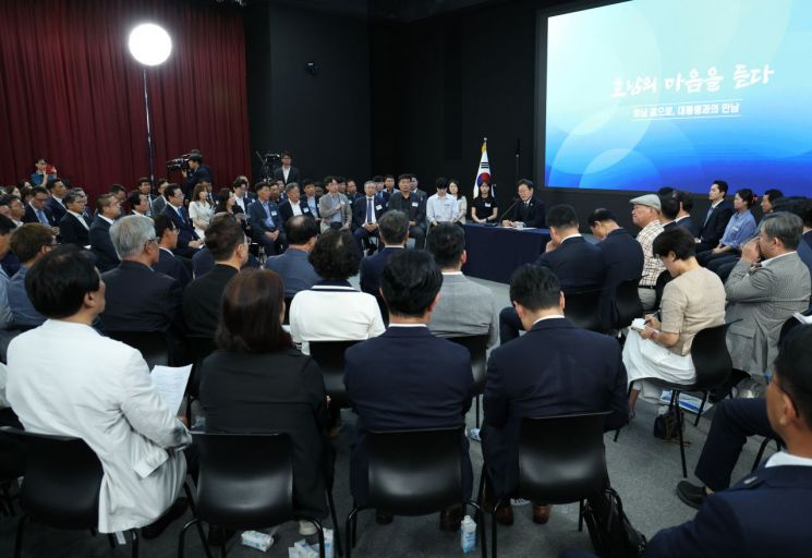 이재명 대통령이 25일 광주광역시 국립아시아문화전당에서 '광주시민·전남도민 타운홀미팅'을 하고 있다. 연합뉴스