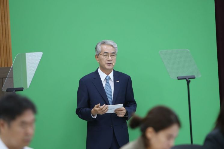 박종훈 경남교육감이 취임 11주년 기자간담회에서 남은 임기 동안 추진할 핵심 과제를 발표하고 있다. 이세령 기자