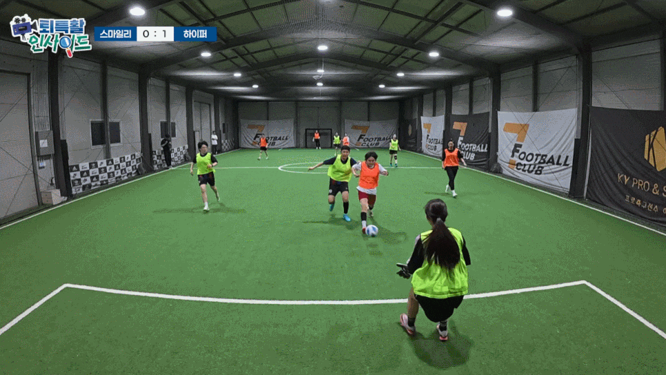 여성 풋살 동호회 'FC스마일리'가 풋살대회 판교리그에 참여하는 여정을 다룬 영상. 스마일게이트