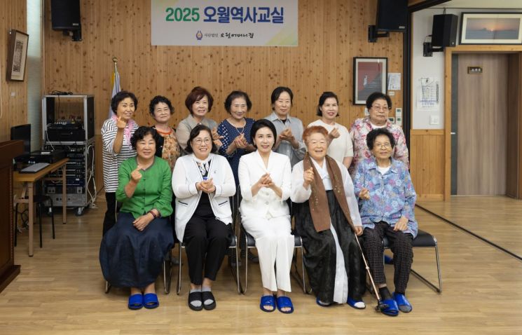 김혜경 여사가 25일 광주 남구 오월어머니집을 방문해 5·18민주화운동 유공자 유족인 오월어머니들과 기념촬영을 하고 있다. 사진=대통령실