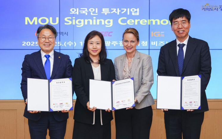 강기정 광주시장이 25일 오후 시청 비즈니스룸에서 국내 단열 및 특수유리 가공설비 제조기업 아이지스, 오스트리아 유리 가공설비 전문기업 라이섹과 '3자 간 투자협약'을 체결한 뒤 기념 촬영을 하고 있다. 광주시 제공