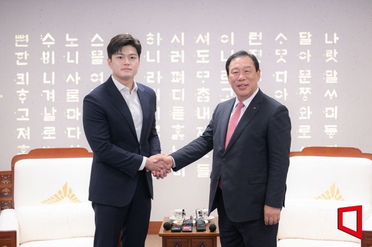 김용태 국민의힘 비상대책위원장이 25일 오후 세종시청에서 최민호 시장과 악수를 나누고 있다. /김기완 기자