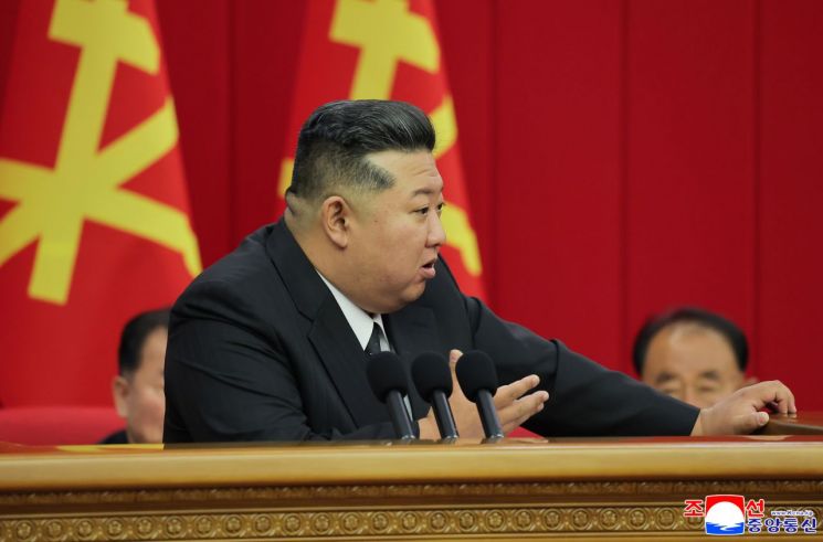 김정은 북한 국무위원장이 지난 21일부터 23일까지 사흘간 노동당 중앙위원회 제8기 제12차 전원회의 확대회의를 열어 하반기 정책 방향을 논의했다고 조선중앙통신이 24일 보도했다. 연합뉴스 조선중앙통신