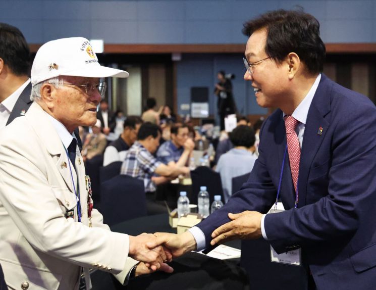 박완수 경남도지사가 6·25전쟁 제75주년 행사에서 참전용사의 손을 잡고 감사를 전하고 있다. 경남도 제공