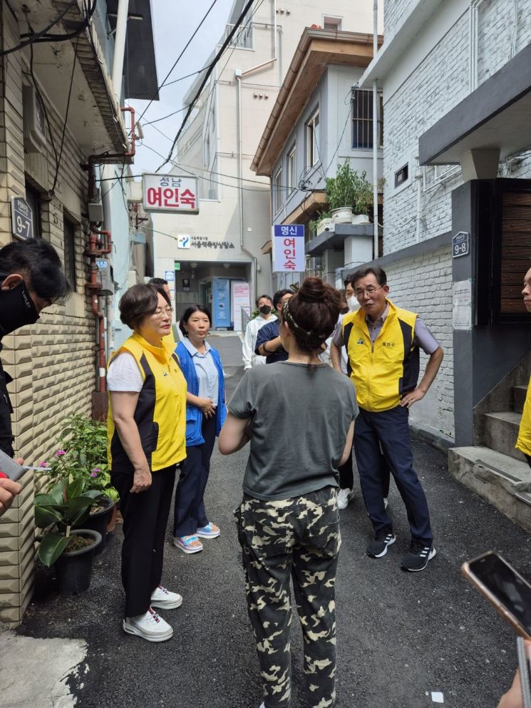 박희영 용산구청장(왼쪽)이 쪽방주민들을 찾아가 애로사항을 청취하고 있다. 용산구 제공.