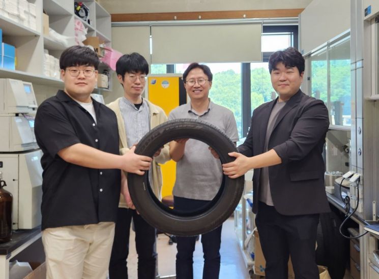 (왼쪽부터) 최경민 석박사통합과정, 박범순 박사, 홍순혁 교수, 조경일 박사. KAIST 제공